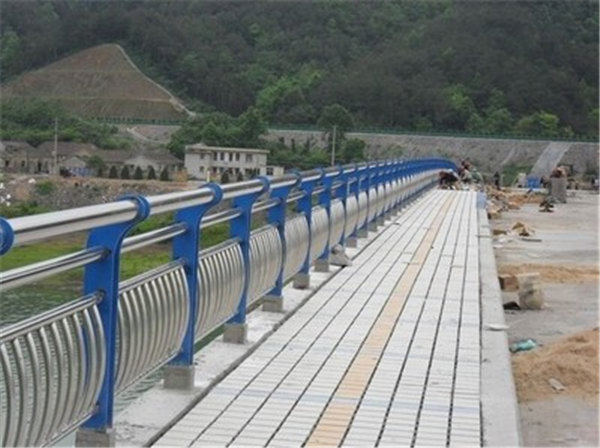 烟台不锈钢桥梁护栏的特性及其在现代建筑中的应用